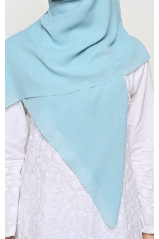 Hijab Segi 4 Voal Gucci Jahit Tepi Cerulian